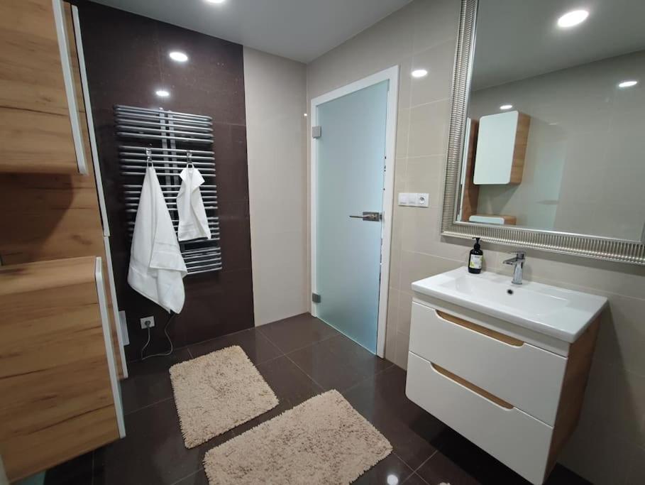 Holiday home Bright Cosy House With Parking *